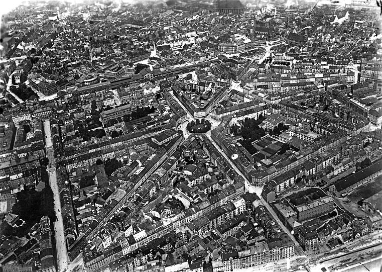 Das charakteristische Straßenkreuz rund um den Gärtnerplatz 1904.