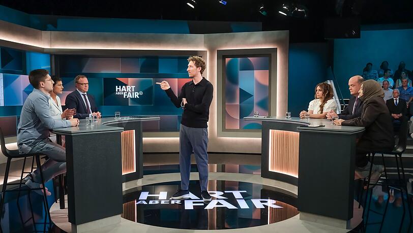 "Braucht Deutschland eine konservative Wende?", wollte "Hart aber fair"-Moderator Louis Klamroth am Montag von seinen Gästen wissen. "Braucht Deutschland eine konservative Wende?", wollte "Hart aber fair"-Moderator Louis Klamroth am Montag von seinen Gästen wissen.