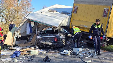 Der Wohnwagen wurde bei dem Unfall auf das Auto geschleudert.