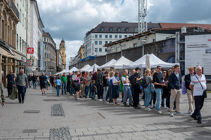 Lange Schlangen am Marienhof. Viele Interessierte nutzen die Gelegenheit, die S-Bahn-Baustelle dort zu besichtigen. Lange Schlangen am Marienhof. Viele Interessierte nutzen die Gelegenheit, die S-Bahn-Baustelle dort zu besichtigen.