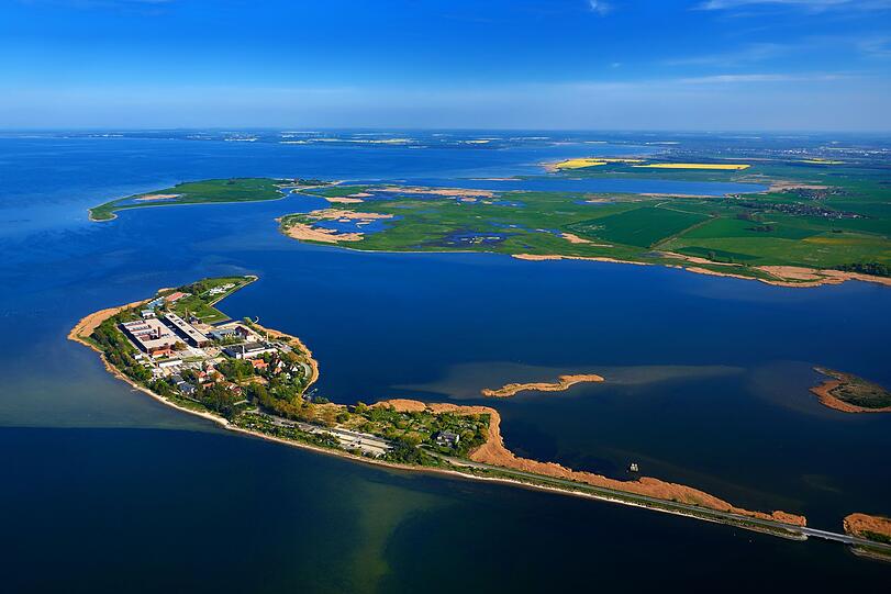 Auch in Deutschland lauern Gefahren auf idyllischen Inseln, wie auf Riems unweit von Rügen. Die Insel wurde zum Sperrgebiet erklärt. Grund hierfür ist die virologische Forschungsstätte, die dort 1910 von Friedrich Loeffler gegründet wurde, um Tierseuchen zu erforschen. In Hochsicherheitslabors lauern dort die gefährlichsten Bakterien und Viren der Welt. Auch in Deutschland lauern Gefahren auf idyllischen Inseln, wie auf Riems unweit von Rügen. Die Insel wurde zum Sperrgebiet erklärt. Grund hierfür ist die virologische Forschungsstätte, die dort 1910 von Friedrich Loeffler gegründet wurde, um Tierseuchen zu erforschen. In Hochsicherheitslabors lauern dort die gefährlichsten Bakterien und Viren der Welt.