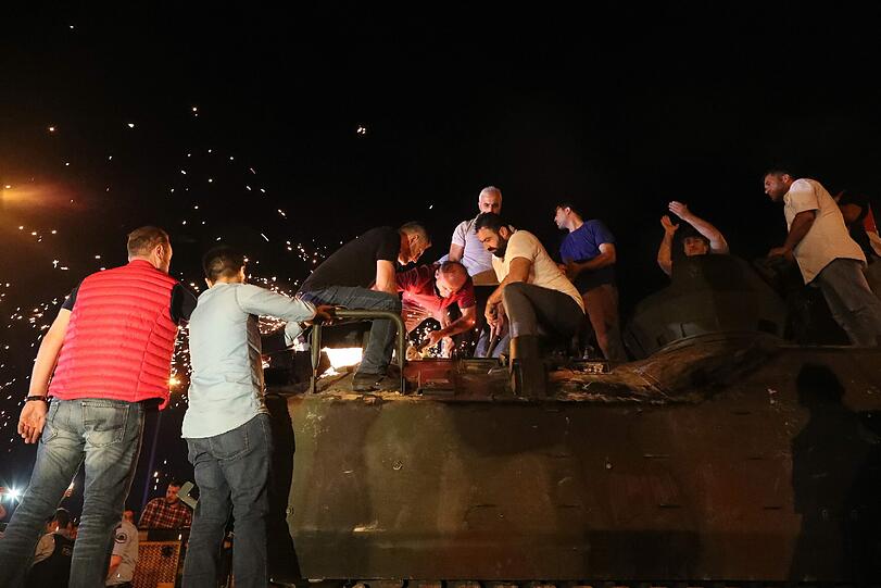 In der Türkei ist in der Nacht auf Samstag ein Militärputsch gescheitert. Die Bilder einer dramatischen Nacht.