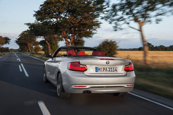 Das 2er Cabrio von BMW hat eine elektrisch öffnende Stoffmütze, die es ganzjahrestauglich macht.