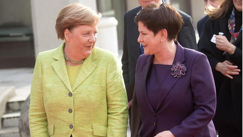 Bundeskanzlerin Angela Merkel (l) und die polnische Ministerpräsidentin Beata Szydlo bei der Eröffnungsfeier zur Hannover Messe.