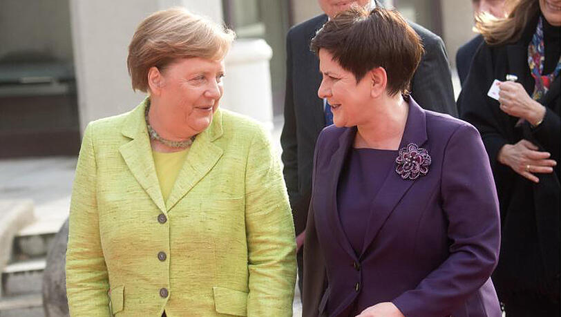 Bundeskanzlerin Angela Merkel (l) und die polnische Ministerpräsidentin Beata Szydlo bei der Eröffnungsfeier zur Hannover Messe. Bundeskanzlerin Angela Merkel (l) und die polnische Ministerpräsidentin Beata Szydlo bei der Eröffnungsfeier zur Hannover Messe.