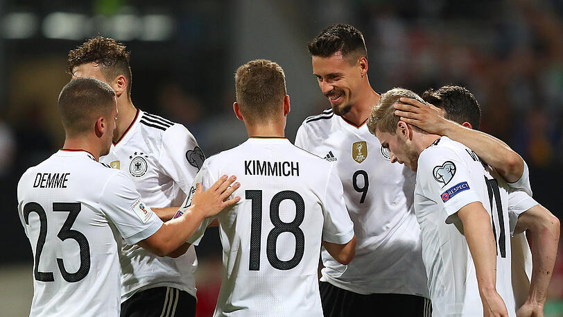 Pflichtaufgabe souverän erledigt. Die deutsche Nationalmannschaft um Bayern-Spieler Joshua Kimmich (m.) setzte sich am Samstagabend gegen San Marino durch.