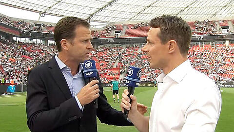 Gesprächsbedarf: Oliver Bierhoff (li.) und Alexander Bommes von der ARD.