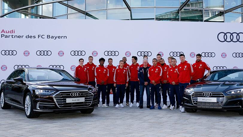 Bisher hat sich der FC Bayern seine Dienstwägen immer bei Audi in Ingolstadt abgeholt (wie hier vergangenes Jahr). Wird sich das bald ändern?