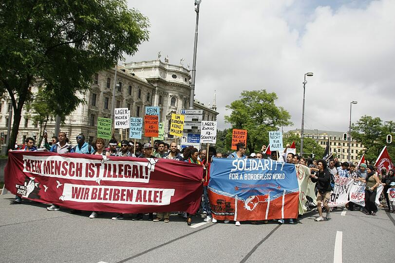 Rund 350 Menschen demonstrierten am Samstag für eine Verbesserung der Situation von Flüchtlingen.