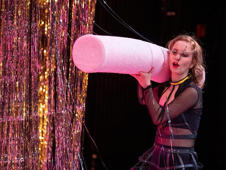 Die Schauspielerin Anna Klimovitskaya steht bei Proben zum Theaterstück "Sex Arbeit" auf der Bühne. Foto: Daniel Karmann/dpa
