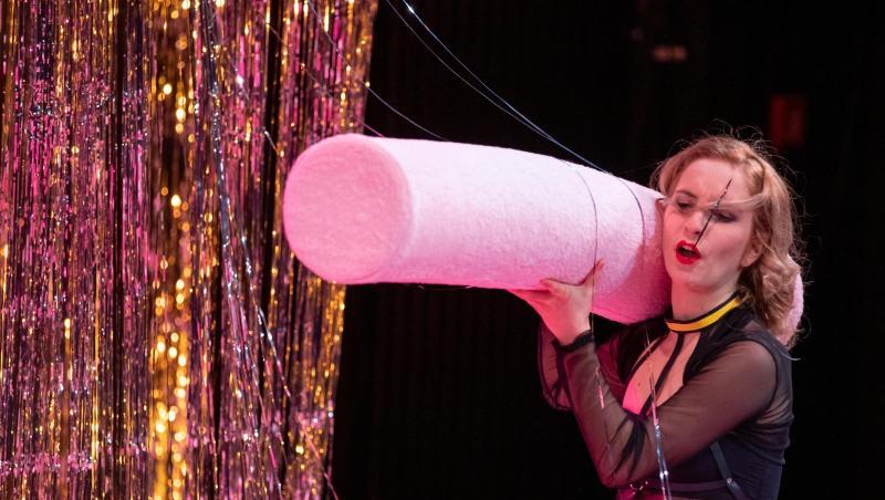 Die Schauspielerin Anna Klimovitskaya steht bei Proben zum Theaterstück "Sex Arbeit" auf der Bühne. Foto: Daniel Karmann/dpa Die Schauspielerin Anna Klimovitskaya steht bei Proben zum Theaterstück "Sex Arbeit" auf der Bühne. Foto: Daniel Karmann/dpa