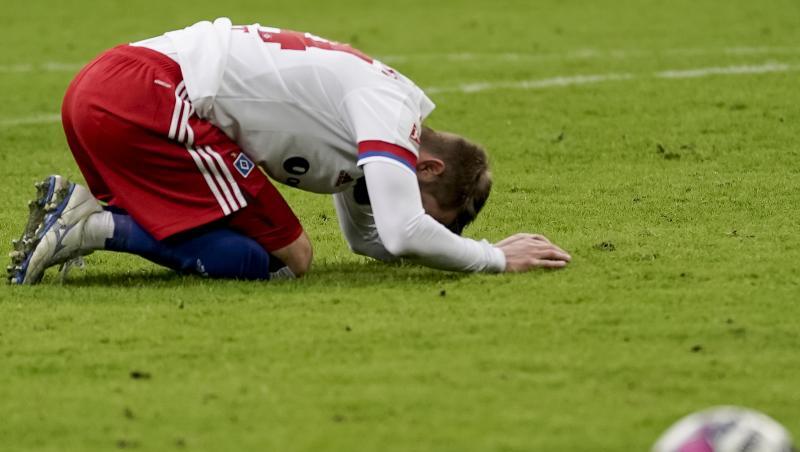 Der Hamburger SV hat daheim gegn Hannover 96 0:1 verloren: HSV-Spieler Aaron Hunt ärgert sich über eine vertane Chance.