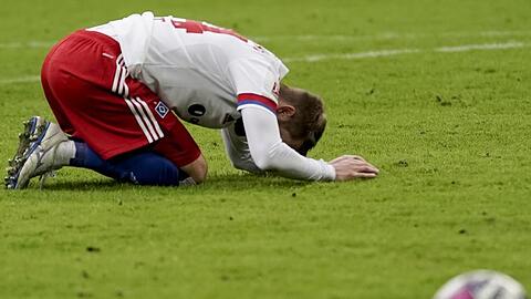 Der Hamburger SV hat daheim gegn Hannover 96 0:1 verloren: HSV-Spieler Aaron Hunt ärgert sich über eine vertane Chance.