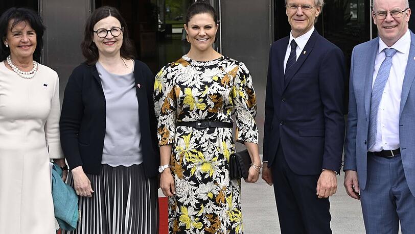 Victoria von Schweden fühlt sich sichtlich wohl in ihrem Blumenkleid.