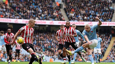 1:2-Pleite mit Manchester City gegen Brentford: Erling Haaland (r.), an dem auch der FC Bayern stark interessiert war.