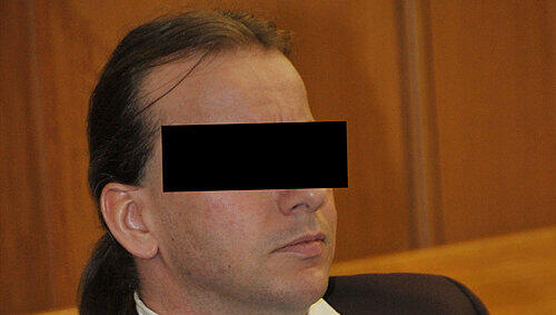 Der Kinderschänder vor Gericht: Weil er die Sexualtherapie in der Haft geschmissen hatte, drohte dem Fernfahrer Oliver B. (36) die nachträgliche Sicherungsverwahrung. Doch es kam anders. Der Kinderschänder vor Gericht: Weil er die Sexualtherapie in der Haft geschmissen hatte, drohte dem Fernfahrer Oliver B. (36) die nachträgliche Sicherungsverwahrung. Doch es kam anders.