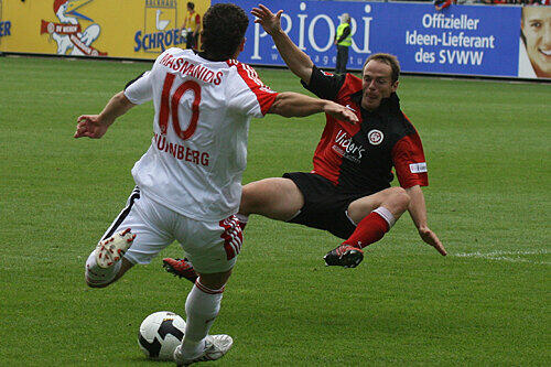 Zweite Liga, Zweikampf-Liga: An die harte Gangart, wie hier von Wehens Amstätter, muss sich Masmanidis gewöhnen.