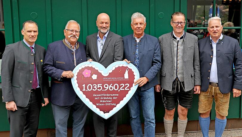 V.l.n.r.: Peter Inselkammer (Sprecher der Münchner Wiesn-Wirte), Wiggerl Hagn (ehemaliger Wiesn-Wirt und Mitglied des Stiftungsrats), Ralf Fleischer (Vorstandsvorsitzender der Stadtsparkasse München & Stiftungsvorstand), Oberbürgermeister Dieter Reiter, Dr. Martin Leibhard (Vorsitzender des Vereins Münchener Brauereien) und Christian Schottenhamel (stellvertr. Sprecher der Münchner Wiesn-Wirte).