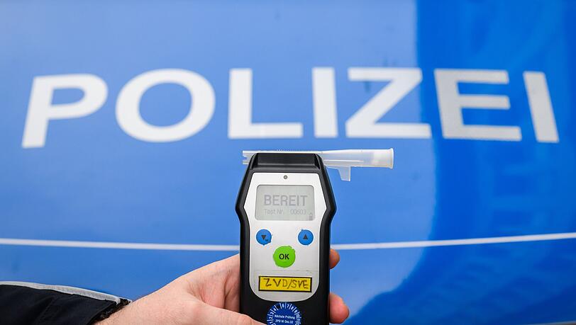 Bei einem Atemalkoholtest stellen die Beamten einen Promillewert von über zwei fest. (Symbolbild)