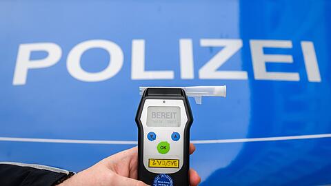 Bei einem Atemalkoholtest stellen die Beamten einen Promillewert von über zwei fest. (Symbolbild)