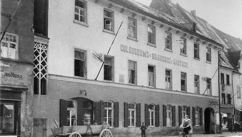 Eine historische Aufnahme zeigt die Aufschrift Colosseums-Brauerei und Gasthof. Zuvor hie&szlig; die Braust&auml;tte auch Urbanbr&auml;u beziehungsweise Paulimayrbr&auml;u.