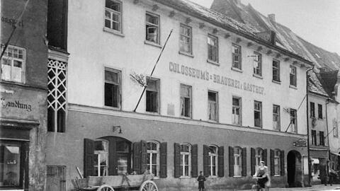 Eine historische Aufnahme zeigt die Aufschrift Colosseums-Brauerei und Gasthof. Zuvor hie&szlig; die Braust&auml;tte auch Urbanbr&auml;u beziehungsweise Paulimayrbr&auml;u.