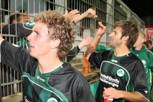 Der Held von Ahlen: Nicolai Müller (links) beim Abklatschen mit den Fans. Ob er da schon wusste, was er für den Verein geleistet hat?