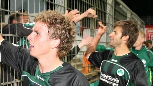 Der Held von Ahlen: Nicolai Müller (links) beim Abklatschen mit den Fans. Ob er da schon wusste, was er für den Verein geleistet hat? Der Held von Ahlen: Nicolai Müller (links) beim Abklatschen mit den Fans. Ob er da schon wusste, was er für den Verein geleistet hat?