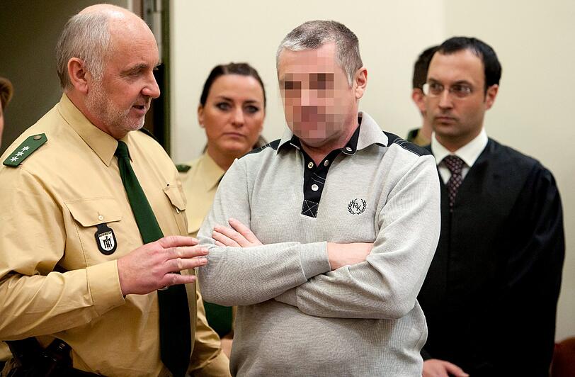 Jetzt steht Thomas S. vor Gericht: Brutal soll der Mann die achtjährige Chiara und die elfjährige Sharon in der Nacht zum 24. März 2011 in ihrer Wohnung im Münchner Vorort Krailling mit einem Seil, einer
Hantelstange und einem Küchenmesser umgebracht haben.