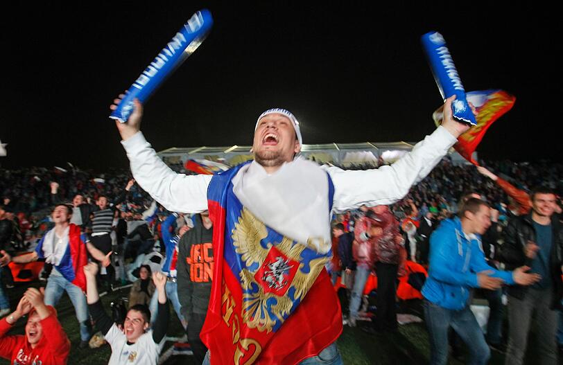 So verrückt sind die internationalen Fußball-Fans bei der EURO 2012 - sehen Sie hier die skurrillsten, witzigsten und heißesten Bilder aus Polen und der Ukraine.