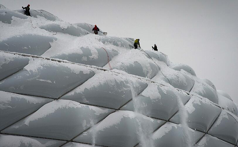 Halber Meter Neuschnee: Freischaufel-Aktion an der Allianz Arena.