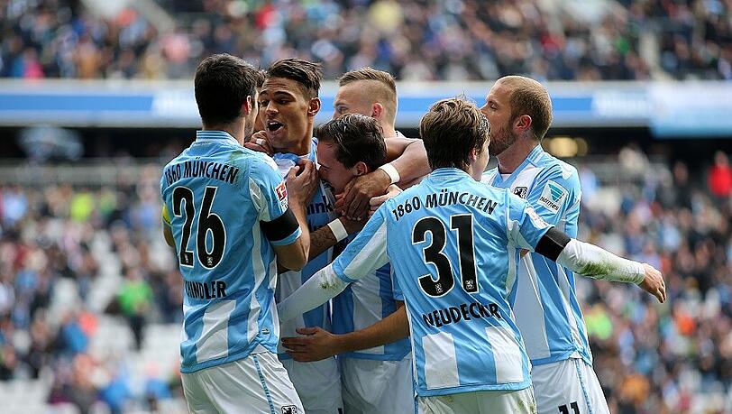 Dreimal sollen sie noch jubeln bis zur - nicht nur zum Torjubel, sondern nach dem Spiel: die Kicker des TSV 1860. Dreimal sollen sie noch jubeln bis zur - nicht nur zum Torjubel, sondern nach dem Spiel: die Kicker des TSV 1860.
