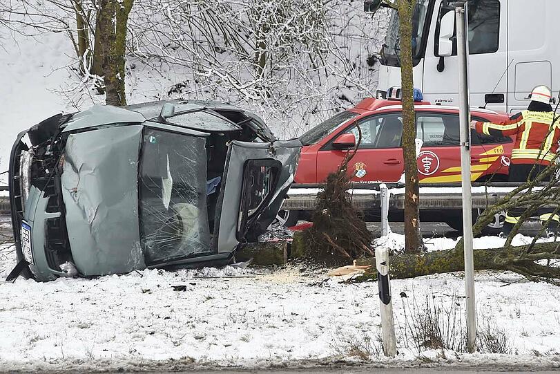 Die Feuerwehr musste eine schwer verletzte Person aus dem Unfallwrack bergen.