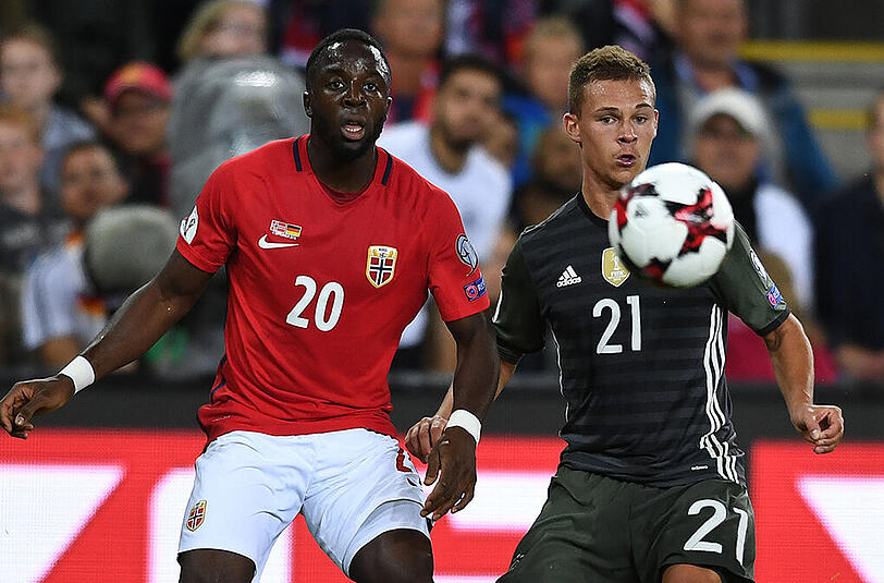 JOSHUA KIMMICH NOTE 2: 
In der Nationalelf rechts hinten gesetzt, bei Bayern hat er Altmeister Lahm vor sich. Traf zum 2:0 mit präzisem Rechtsschuss, sein erstes Länderspieltor. Seine Seite hatte er auch top im Griff.