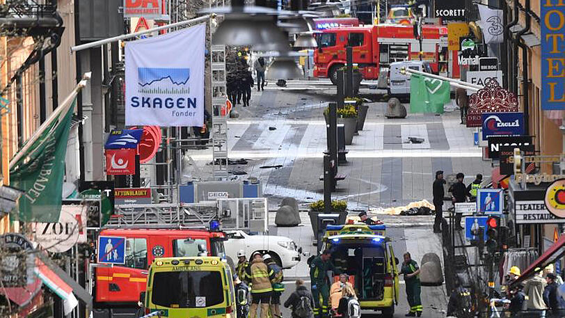 Bei dem Anschlag war ein Lkw in einer belebten Einkaufsstraße mitten in Stockholm in eine Menschenmenge gerast.