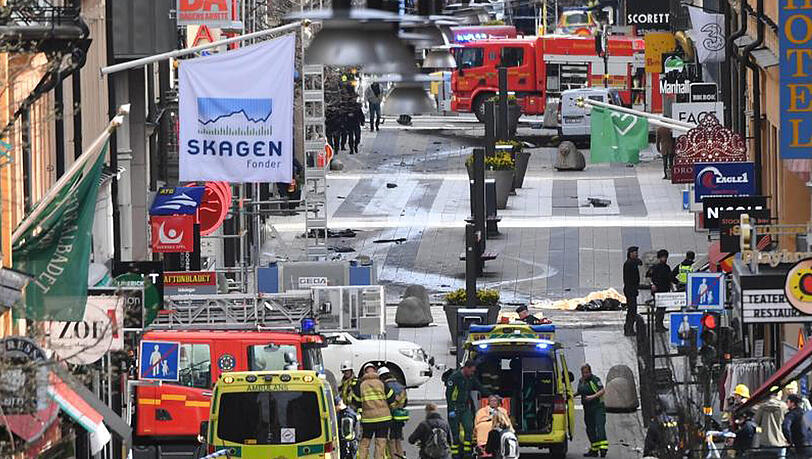Bei dem Anschlag war ein Lkw in einer belebten Einkaufsstraße mitten in Stockholm in eine Menschenmenge gerast. Bei dem Anschlag war ein Lkw in einer belebten Einkaufsstraße mitten in Stockholm in eine Menschenmenge gerast.
