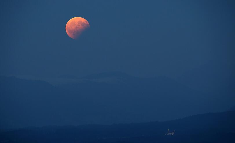 Weitere Bilder der partiellen Mondfinsternis aus Bayern und Europa.