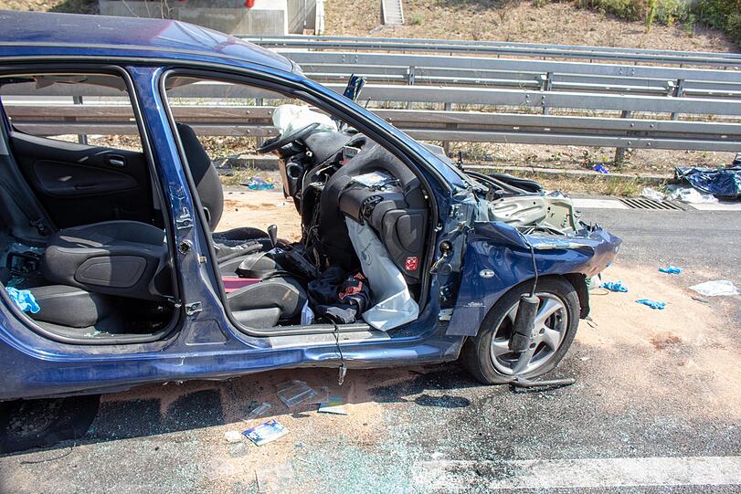 Der Pkw wurde komplett zerstört, sowohl die Fahrerin als auch der Fahrer erlitten schwere Verletzungen. Auch viele Insassen im Bus wurden verletzt. Die Bilder vom Unfallort auf der A73 bei Nürnberg.