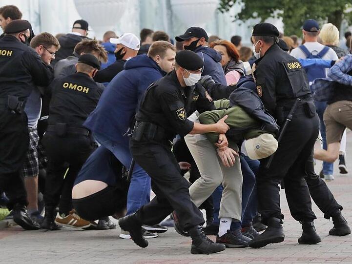 Polizeibeamte versuchen, Demonstranten während einer Kundgebung gegen die Absetzung von Oppositionskandidaten bei den Präsidentschaftswahlen in Belarus festzuhalten.