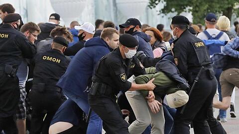 Polizeibeamte versuchen, Demonstranten während einer Kundgebung gegen die Absetzung von Oppositionskandidaten bei den Präsidentschaftswahlen in Belarus festzuhalten.