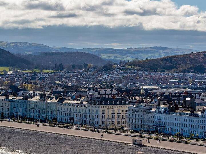 Die Strandpromenade von Llandudno ist angesichts der Ausgangsbeschränkungen fast menschenleer.