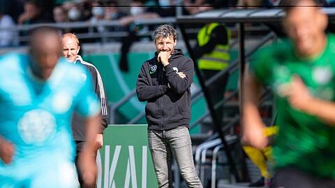 Wird der VfL Wolfsburg wegen des Wechselfehlers von Trainer Mark van Bommel im Pokal bestraft?.