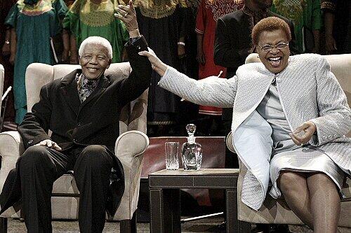 Nelson Mandela und seine Frau Graca bei einer Veranstaltung anlässlich seines 90. Geburtstages