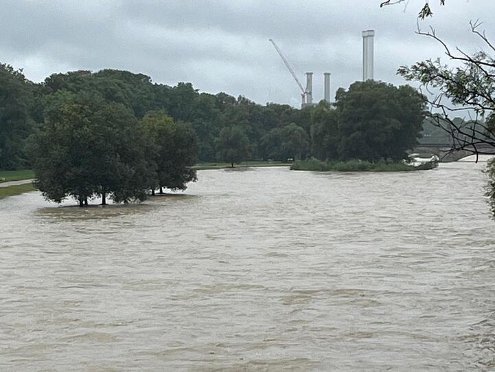 Isar-Bilder vom Dienstag – mit deutlich mehr Wasser als üblich.
