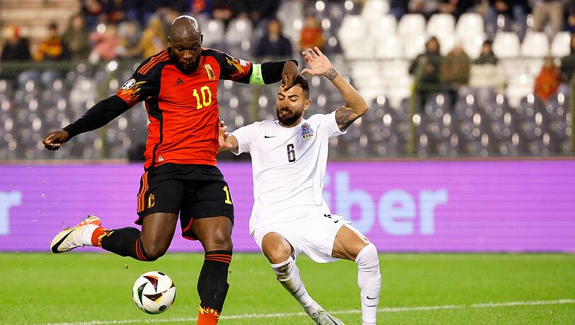 Belgiens Romelu Lukaku (l) erzielt seinen vierten Treffer zum 4:0.