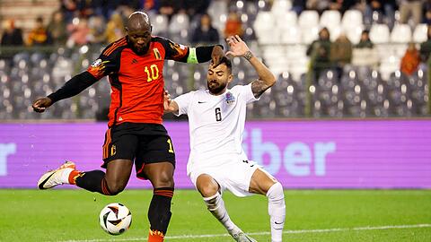 Belgiens Romelu Lukaku (l) erzielt seinen vierten Treffer zum 4:0.