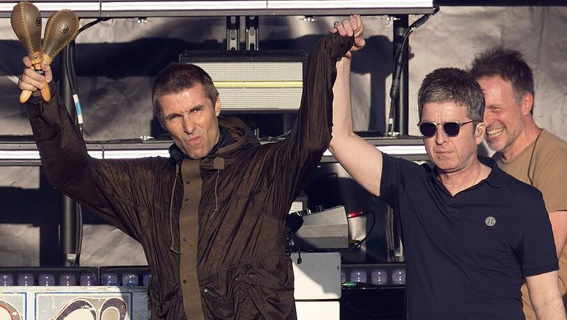 Liam und Noel Gallagher (r.) stehen aktuell nach 16 Jahren wieder zusammen auf der Bühne.