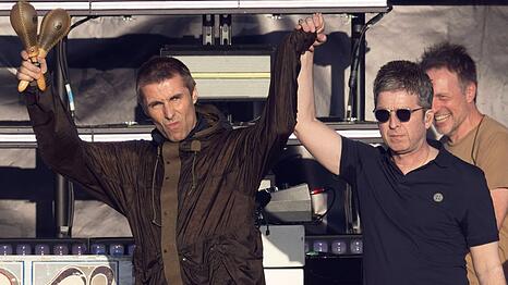 Liam und Noel Gallagher (r.) stehen aktuell nach 16 Jahren wieder zusammen auf der Bühne.