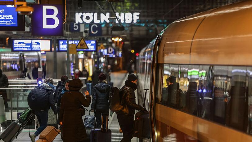 Die Deutsche Bahn hat im vergangenen Jahr erneut mehr Reisende transportiert als im Vorjahr. (Archivbild)