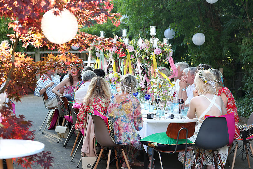 Midsommar-Dinner mit festlicher geschmückter Tafel im Herzen von Schwabing. Midsommar-Dinner mit festlicher geschmückter Tafel im Herzen von Schwabing.